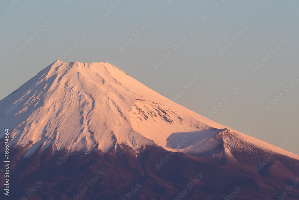 从日本足冈县伊豆看到的冬季富士山的特写。