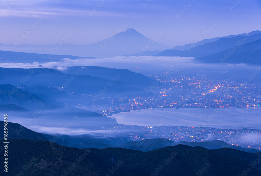 清晨的富士山和水洼湖