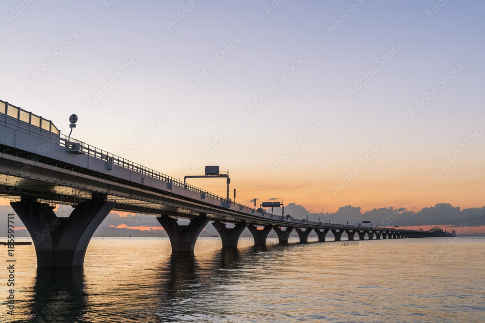 日落中的东京湾水上线景观