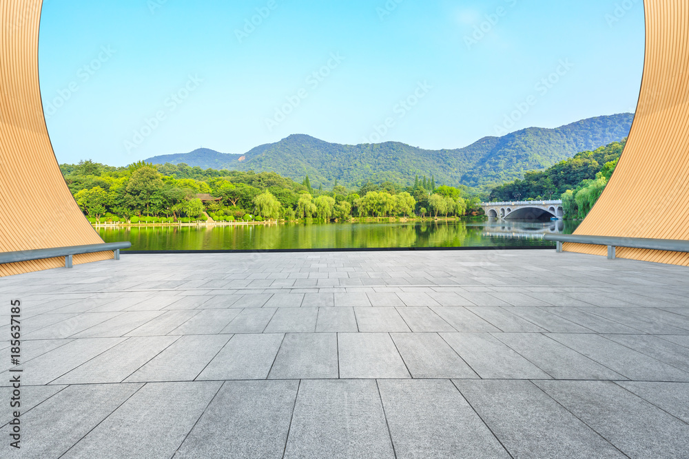 城市公园空荡荡的广场层和青山自然景观