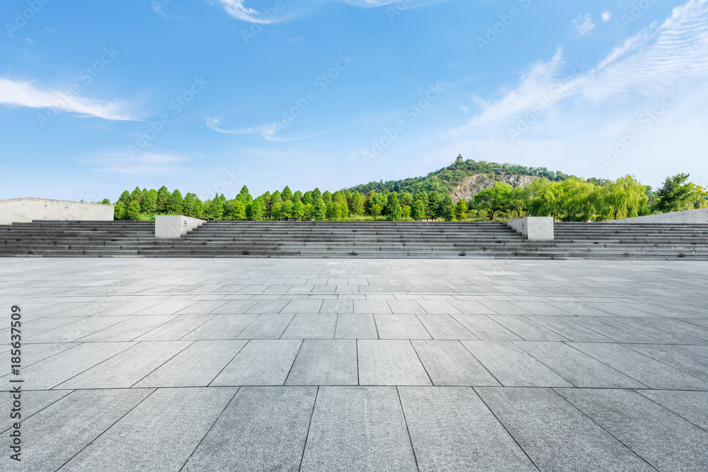 城市公园空荡荡的广场层和青山自然景观