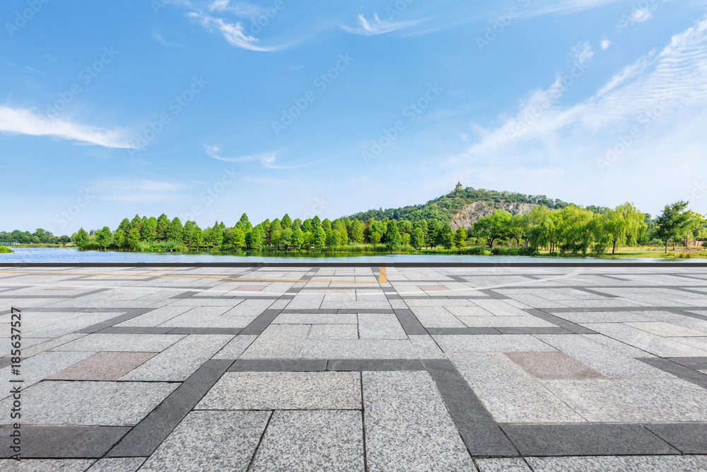 城市公园空荡荡的广场层和青山自然景观