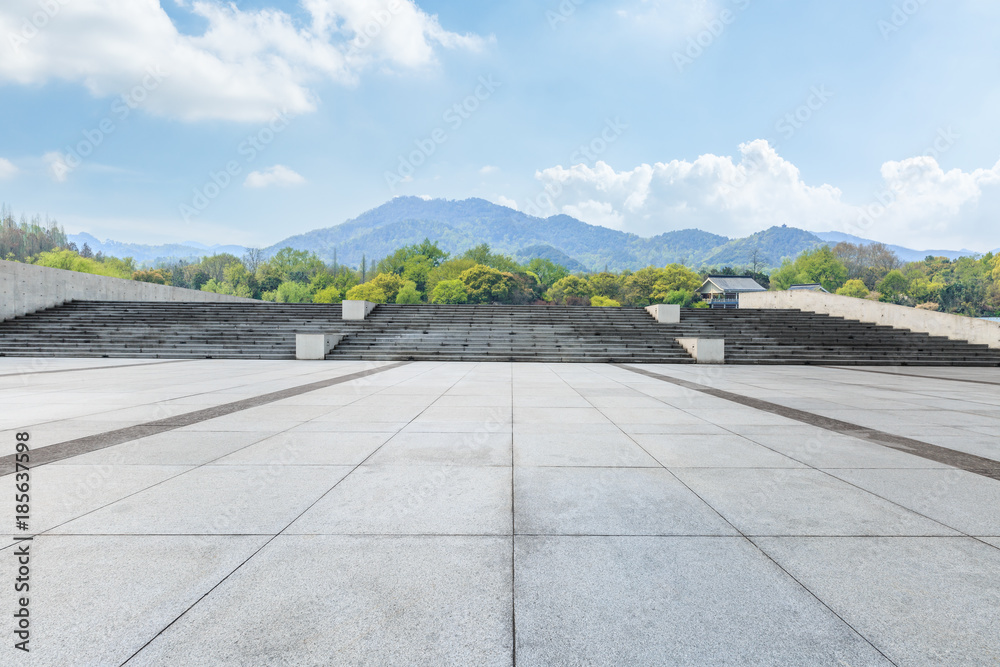 城市公园空荡荡的广场层和青山自然景观