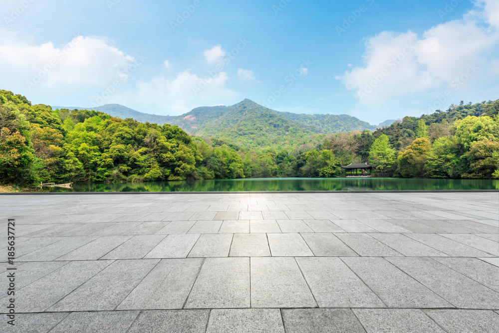 城市公园空荡荡的广场层和青山自然景观