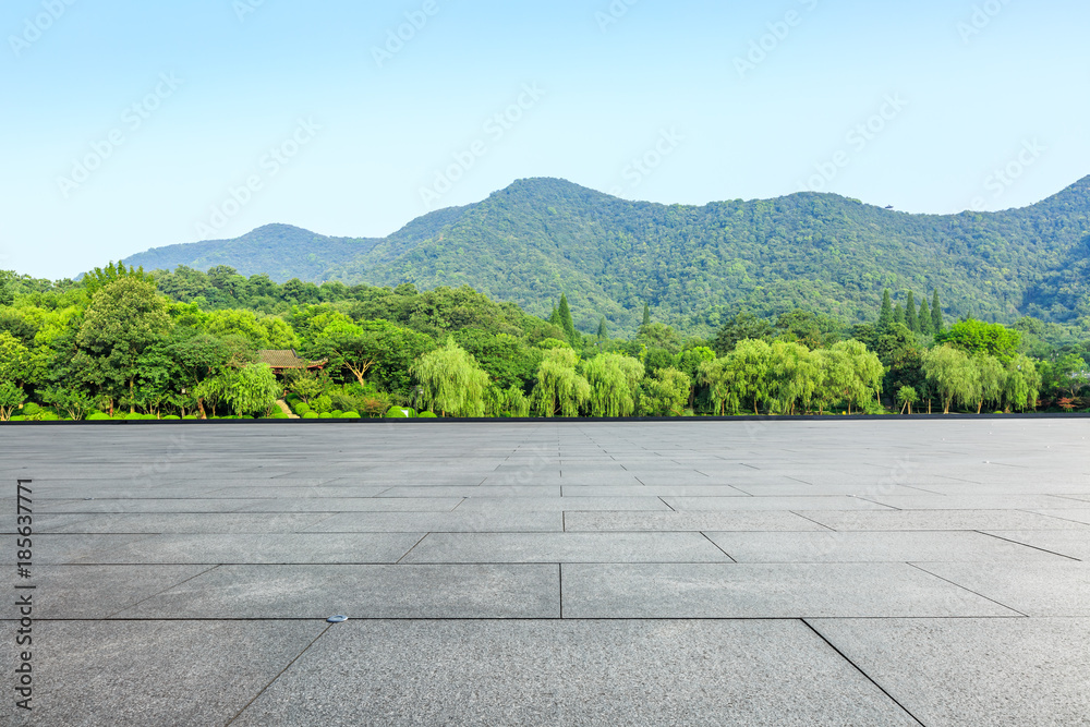 城市公园空荡荡的广场层和青山自然景观