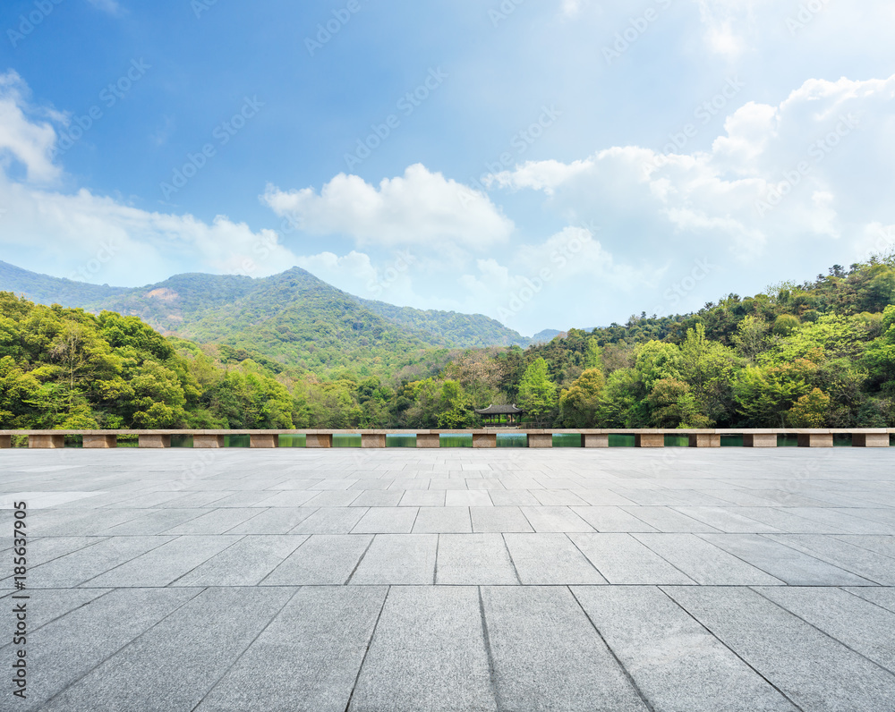 城市公园空荡荡的广场层和青山自然景观