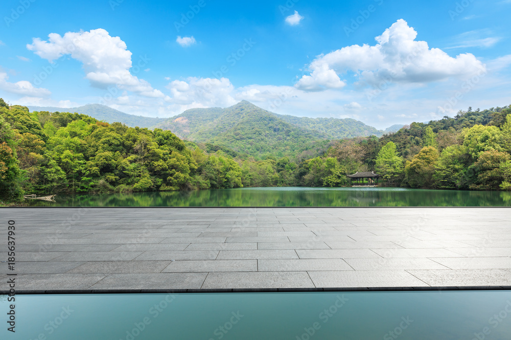 城市公园空荡荡的广场层和青山自然景观