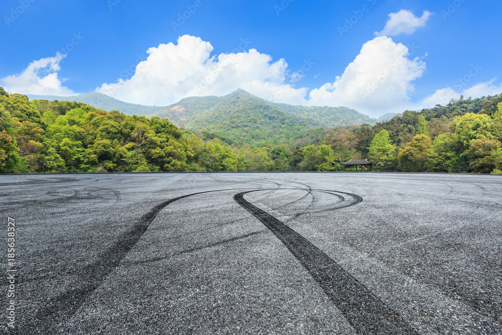 蓝天下的电路柏油路和青山自然景观