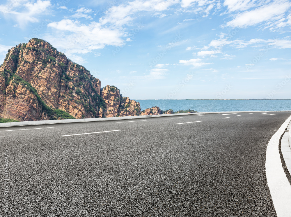 河边的柏油公路和山