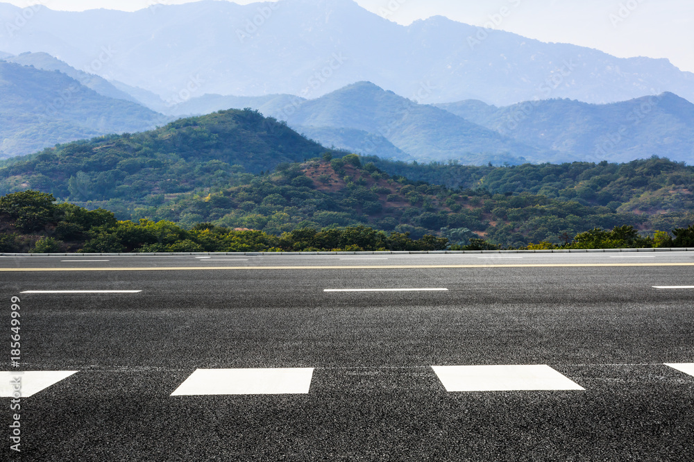 雾天山地沥青公路景观