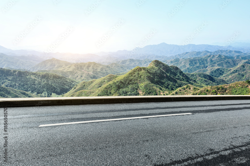 山间空旷的沥青公路