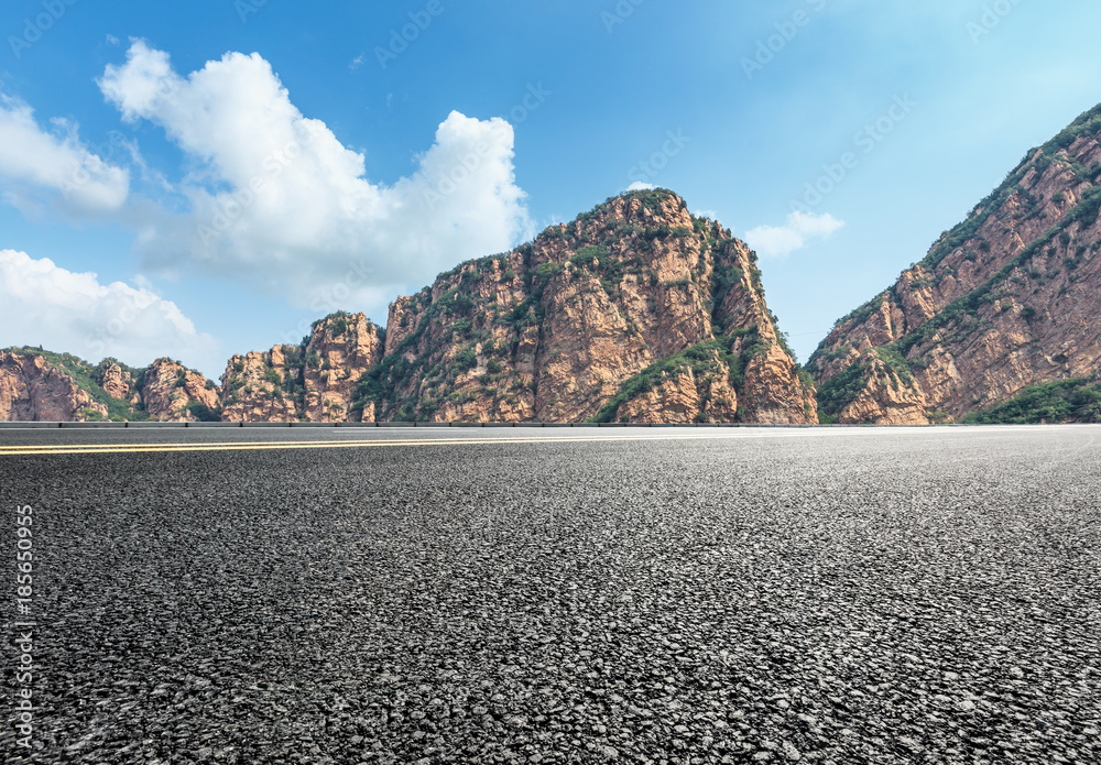 蓝天下的山地柏油路自然景观