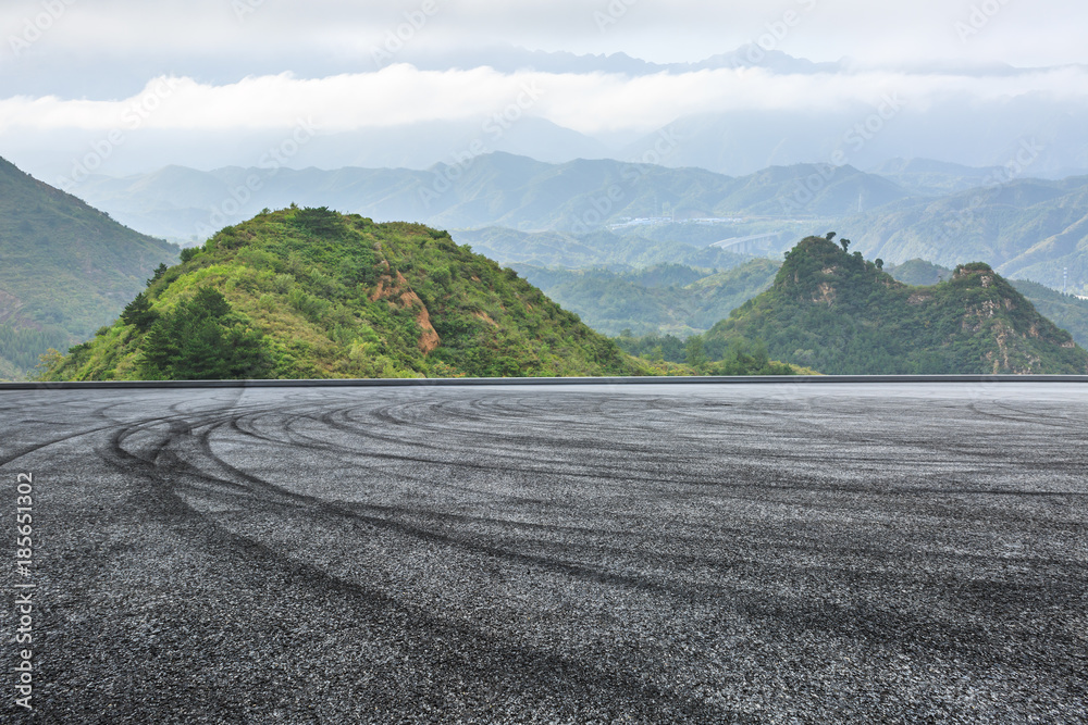 雾天国际赛道沥青地面和山地自然景观