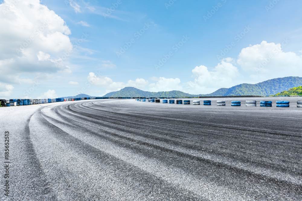 雾天国际赛道沥青地面和山地自然景观