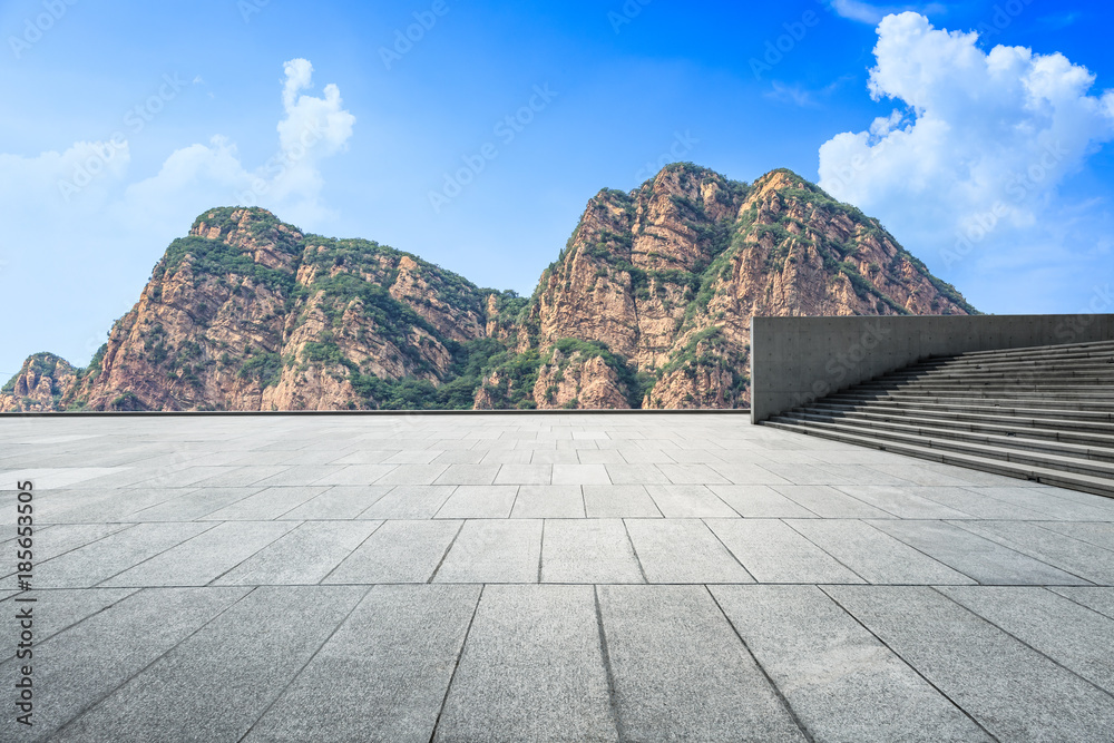 空旷的广场层和山地自然景观