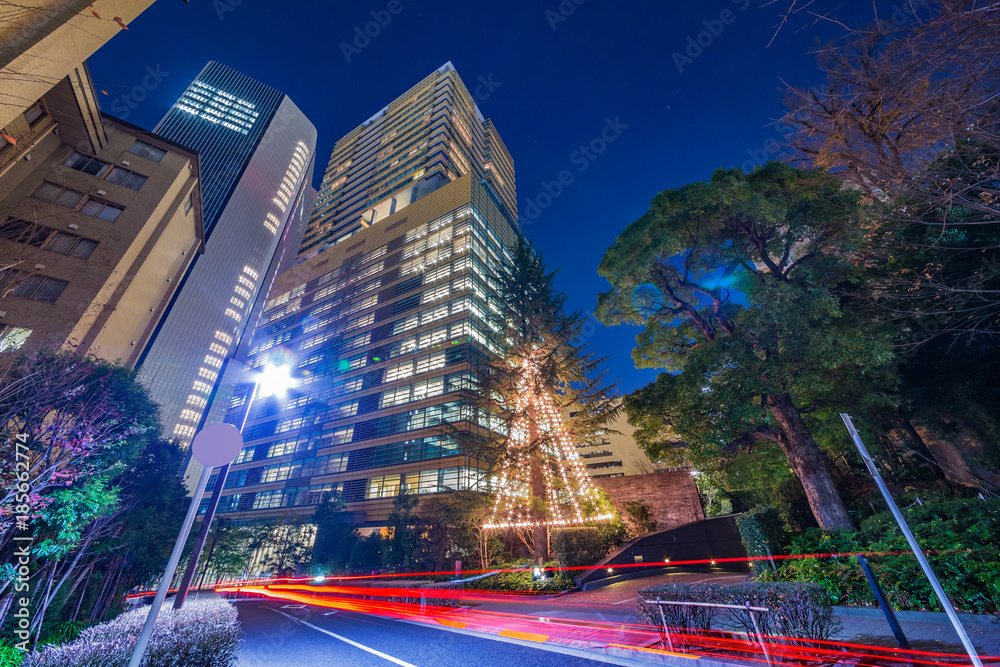 夜の高層ビル群