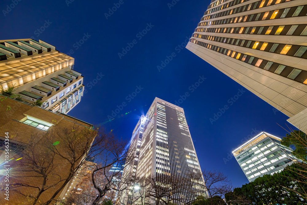 夜の高層ビル群