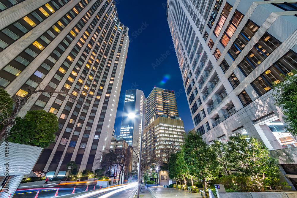 夜の高層ビル群