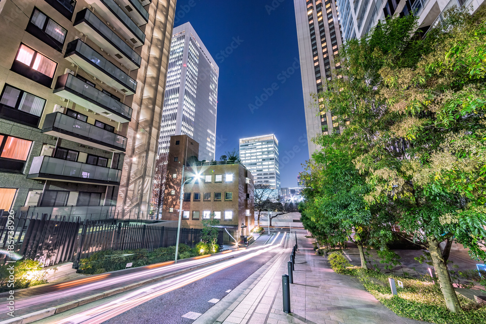 夜の高層ビル群