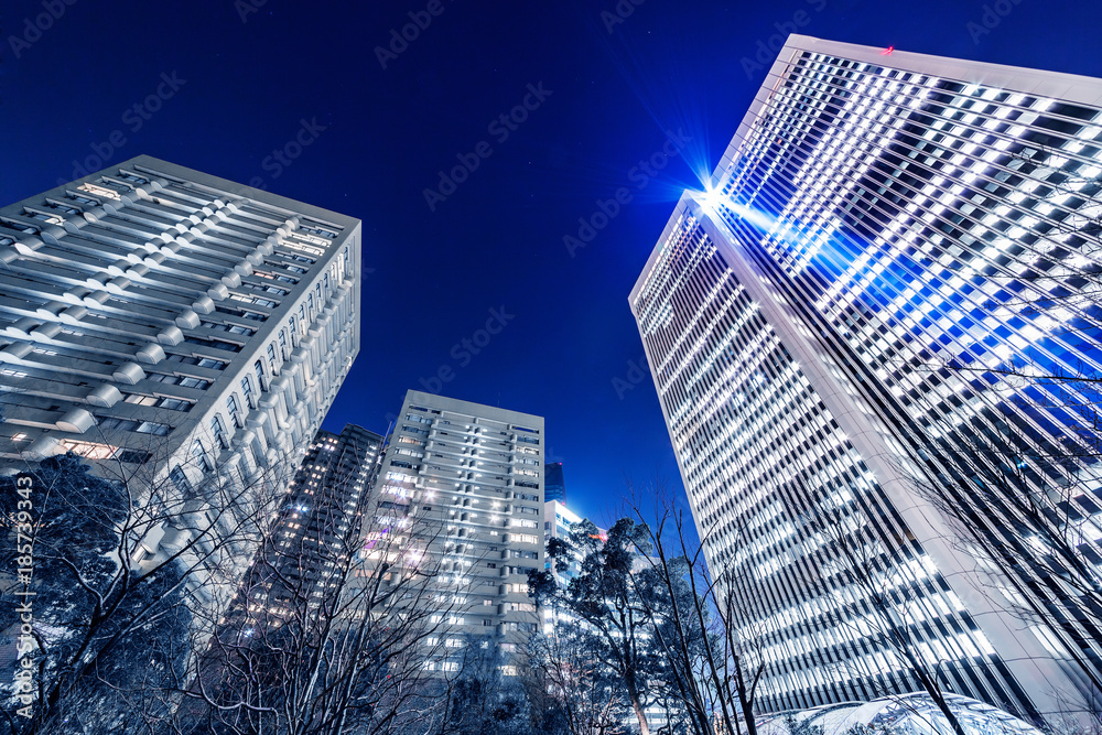 夜の高層ビル群