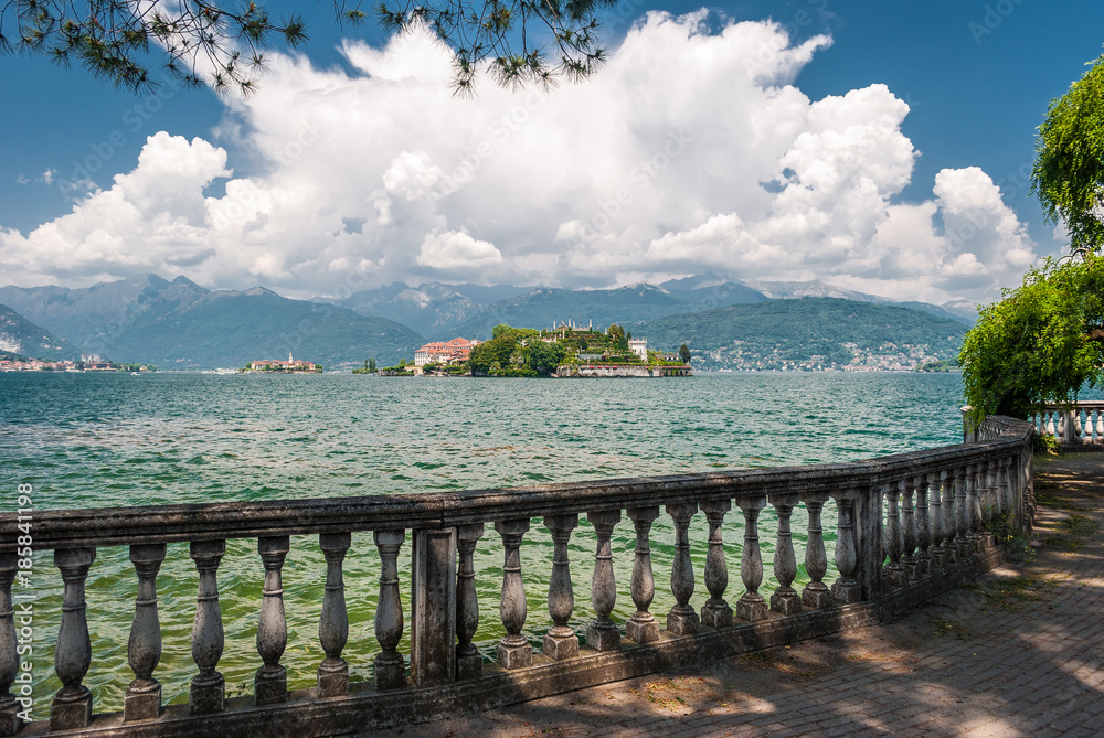 从海岸线的长廊上欣赏意大利马焦雷湖的Isola Bella