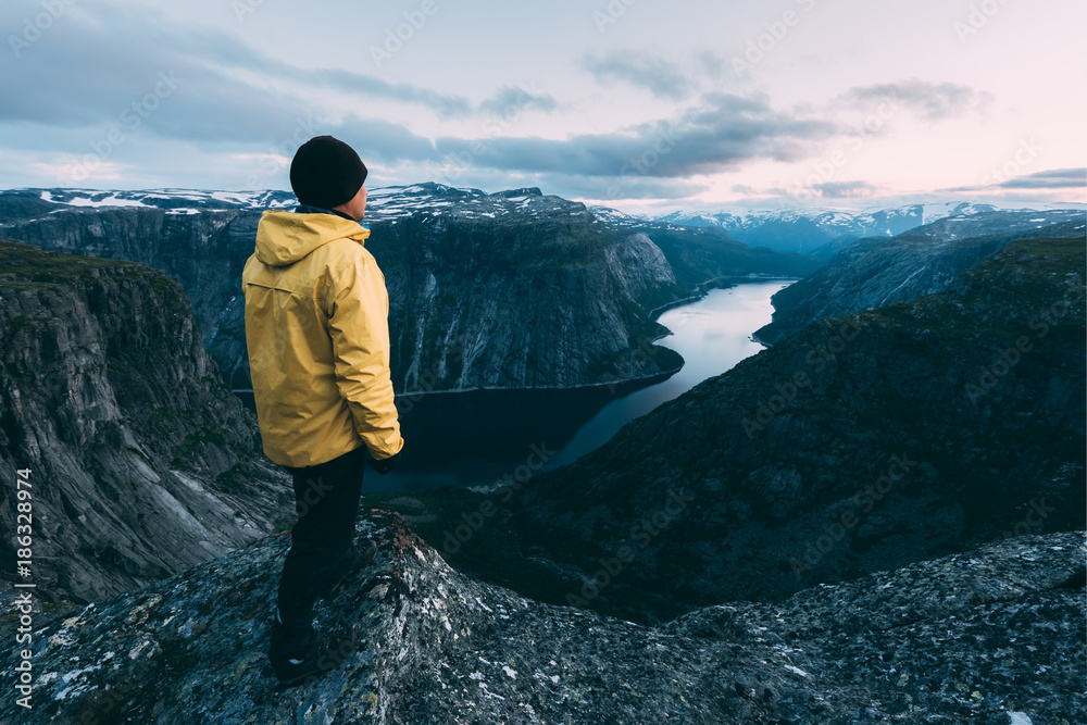 Trolltunga岩石上的孤独游客-挪威最壮观、最著名的悬崖