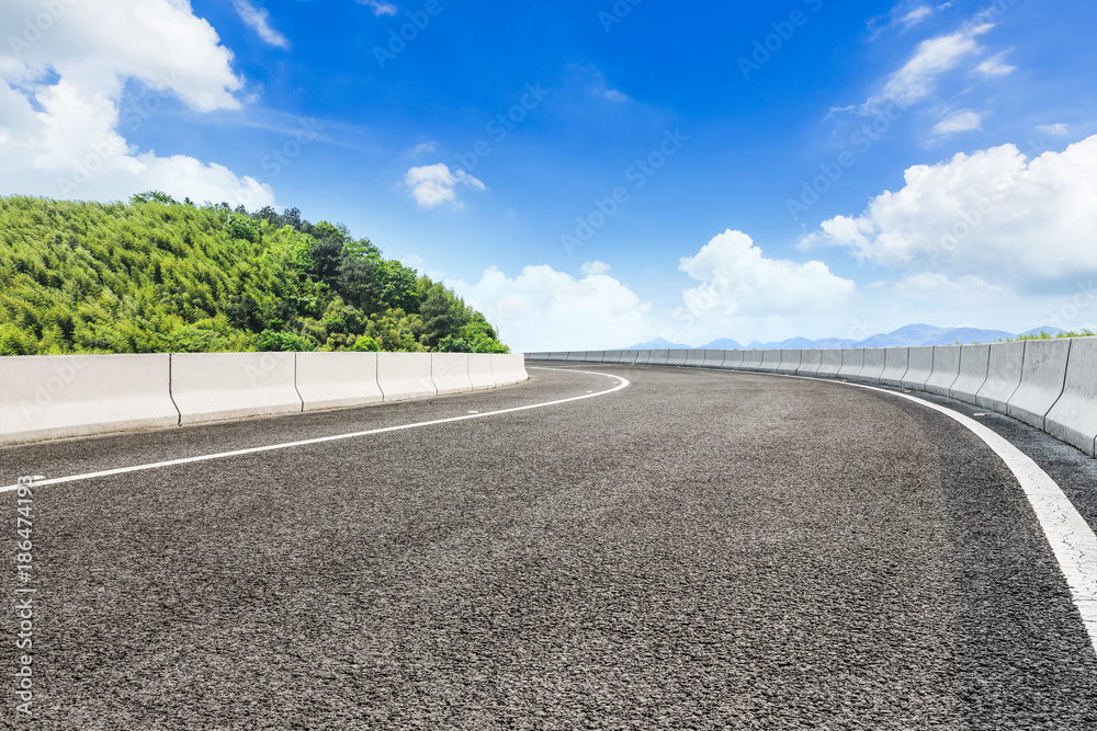 夏日乡间小路与山林