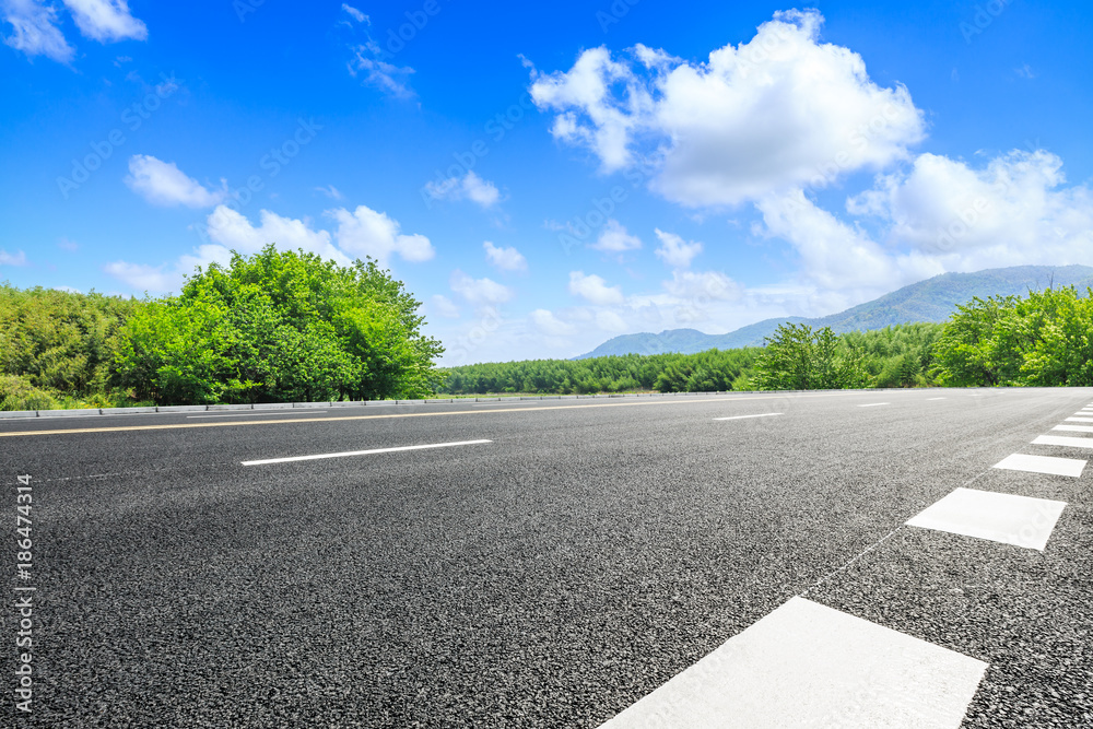 夏日乡间小路与山林