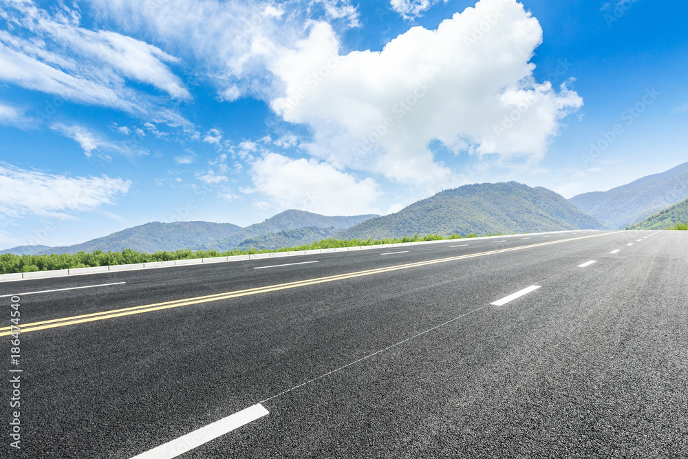 夏日乡村公路与山地自然景观