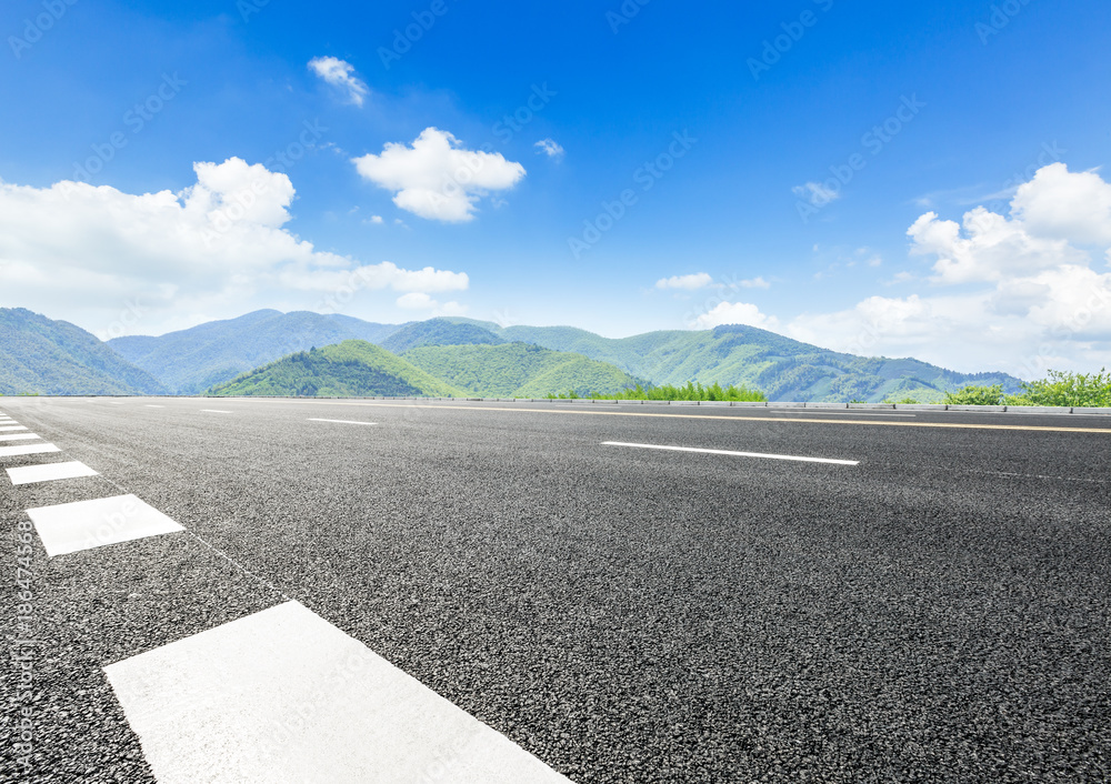 夏日里的乡村公路和山脉自然景观