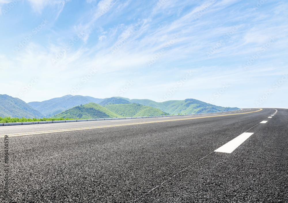 夏日的乡村公路和山脉自然景观