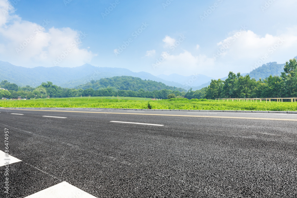 夏日里的乡间小路和群山，还有茶园