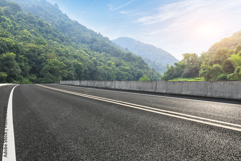 乡村公路和夏季有森林的山脉