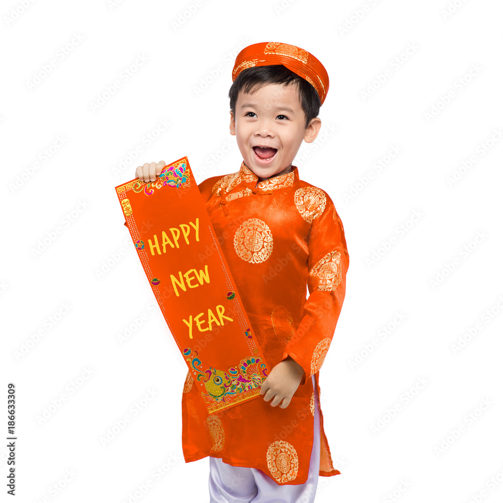 越南男孩祝贺新年。农历新年快乐。