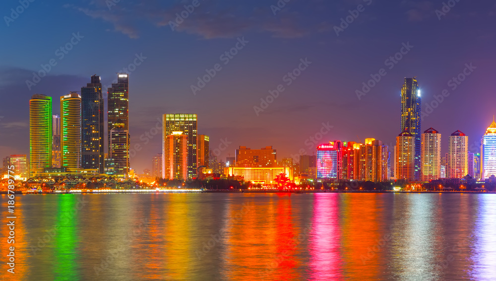 城市建筑和天际线的夜景