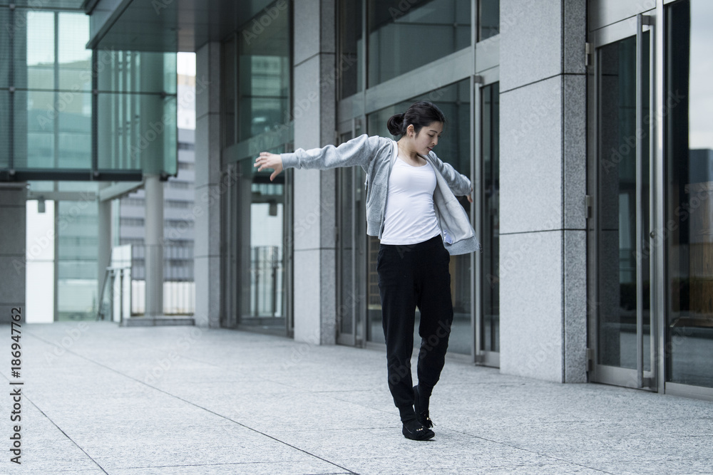 A woman who concentrates and dances modern dance