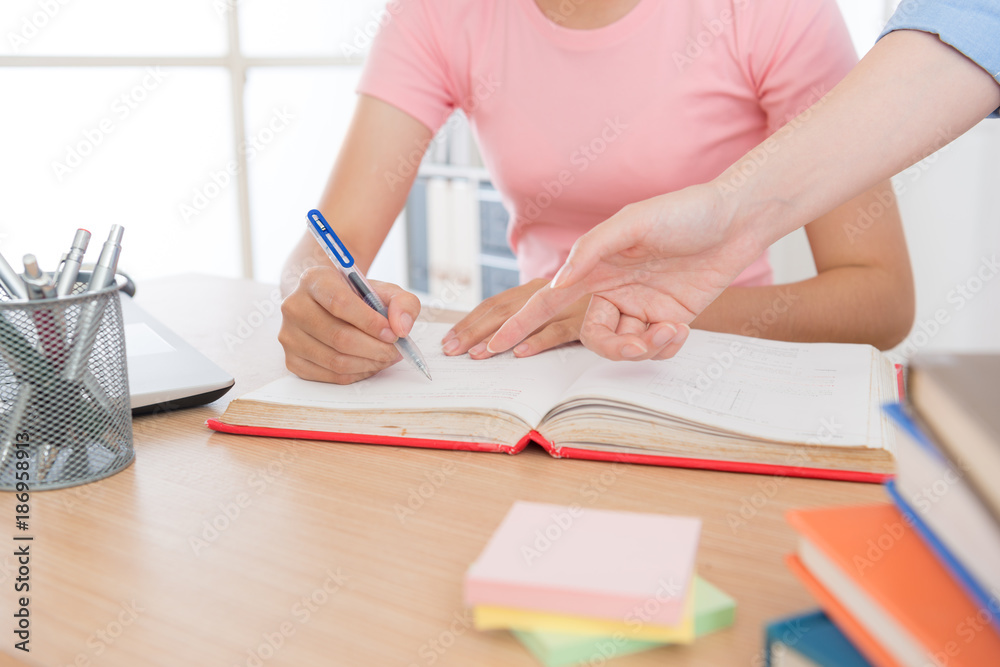 学生与家庭教师一起做学校作业