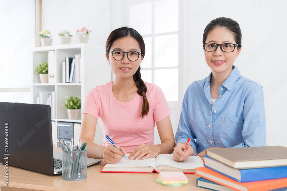 快乐迷人的女孩学习学校教育