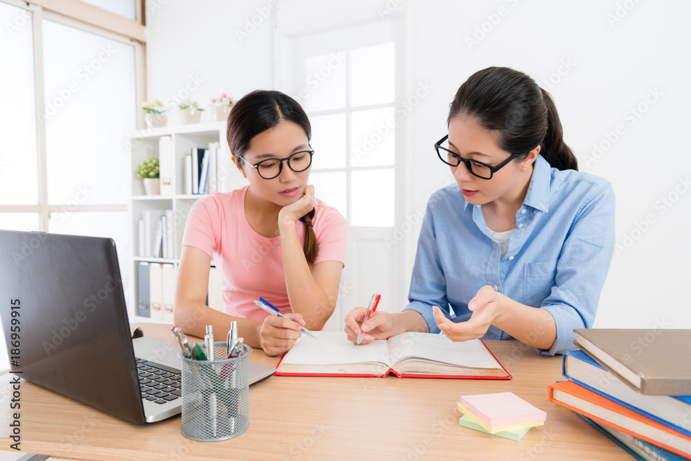 专业漂亮的私人家庭教师女性