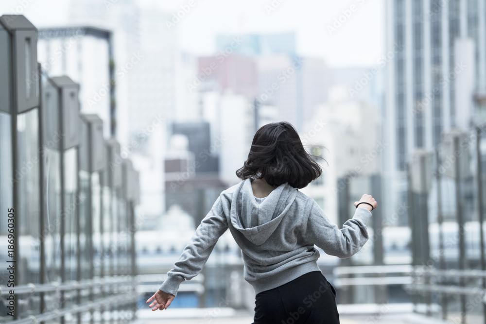 一个热衷于跳舞的女人的背影