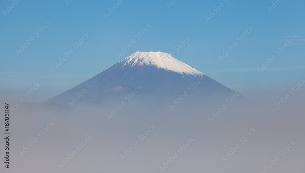 秋日早晨雾蒙蒙的富士山顶