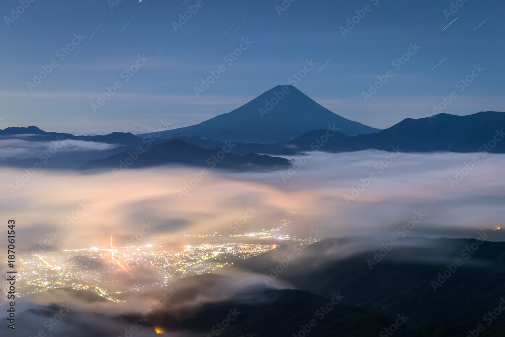 富士山，夏日薄雾笼罩