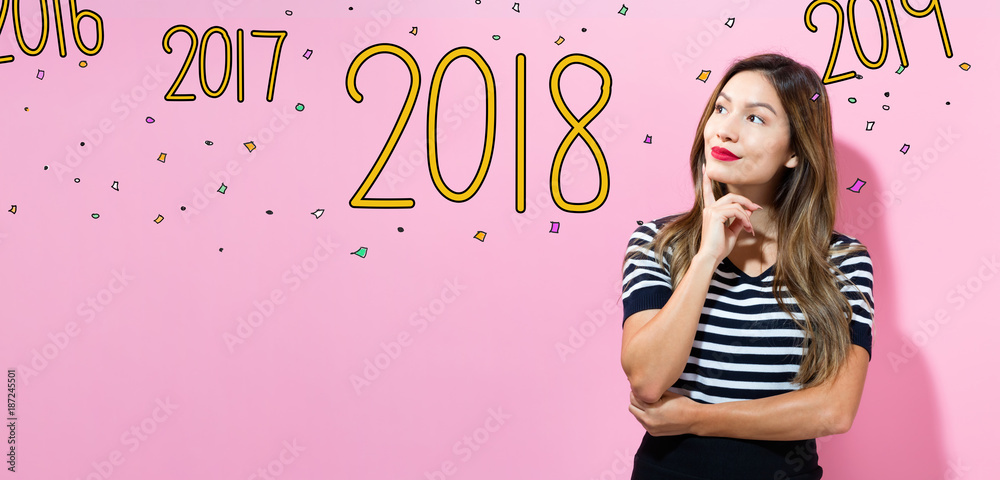 2018年，年轻女性摆出深思熟虑的姿势