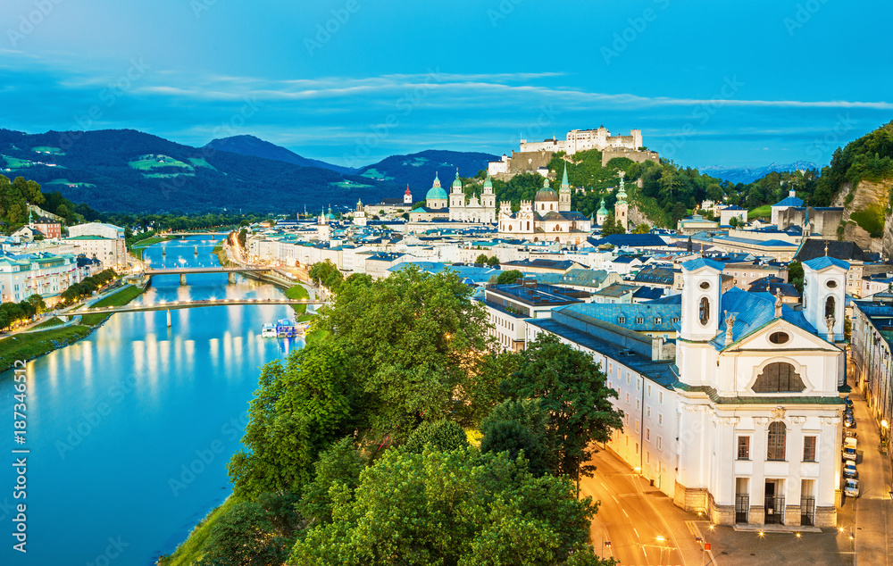 夏天，奥地利萨尔茨堡，与Festung Hohensalzburg一起欣赏萨尔茨堡天际线的美景