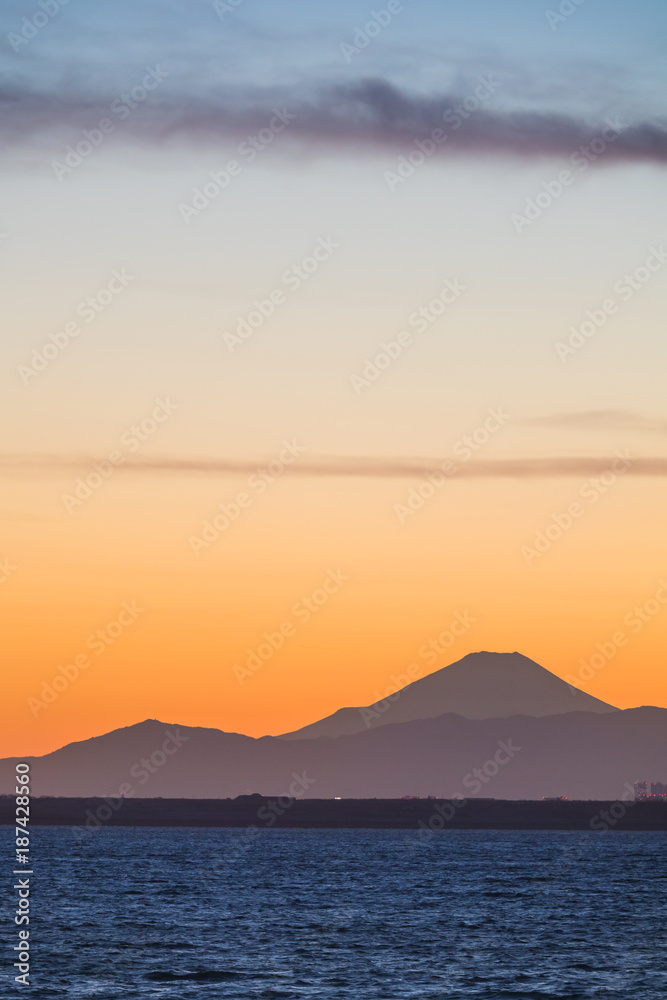 冬季日落时的富士山和东京湾。东京湾是位于南部的海湾