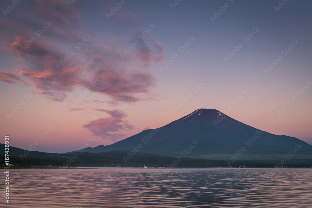 赤富士，夏日日出时的红色富士山