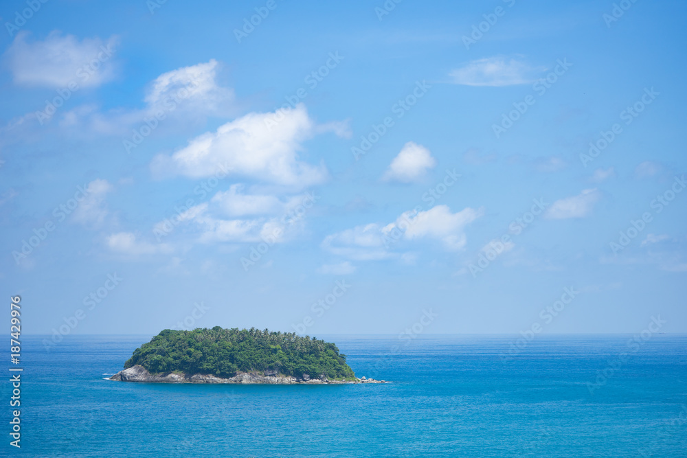 普吉岛的热带岛屿。安达曼海的椰子树岛和大海。