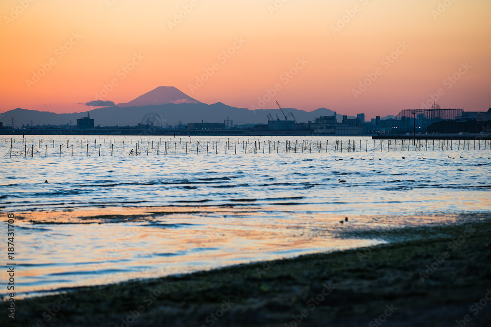 东京日落、船桥地区的东京湾和冬季的富士山的美景