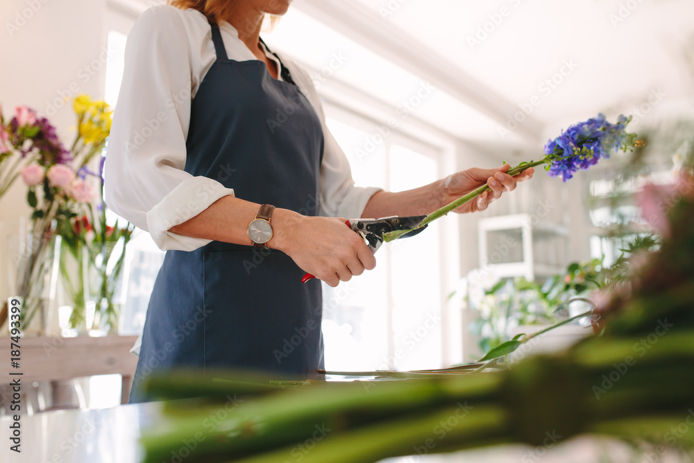 女人在花店制作花束