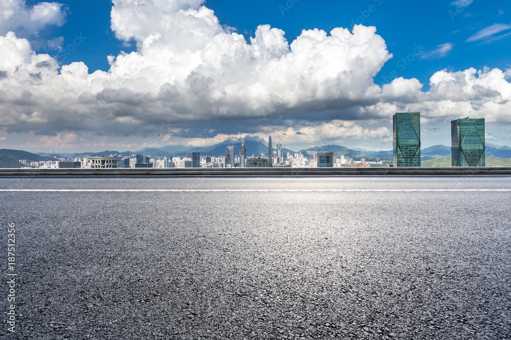 深圳城市天际线的空旷道路